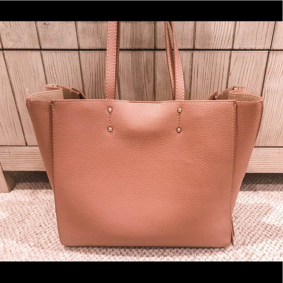 Ann Taylor Handbags - Ann Taylor Medium Tote